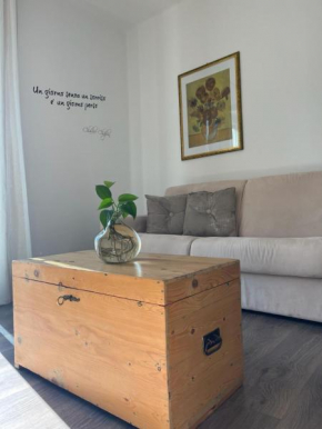 THE SUNFLOWER APARTMENT